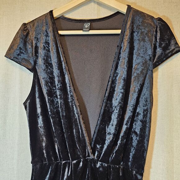 Windsor Black Crushed Velvet Romper Cap Sleeves Deep V Elastic Waist Large USA - Picture 2 of 9